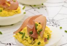 Яйца, фаршированные тунцом и огурцом Как приготовить яйца с тунцом